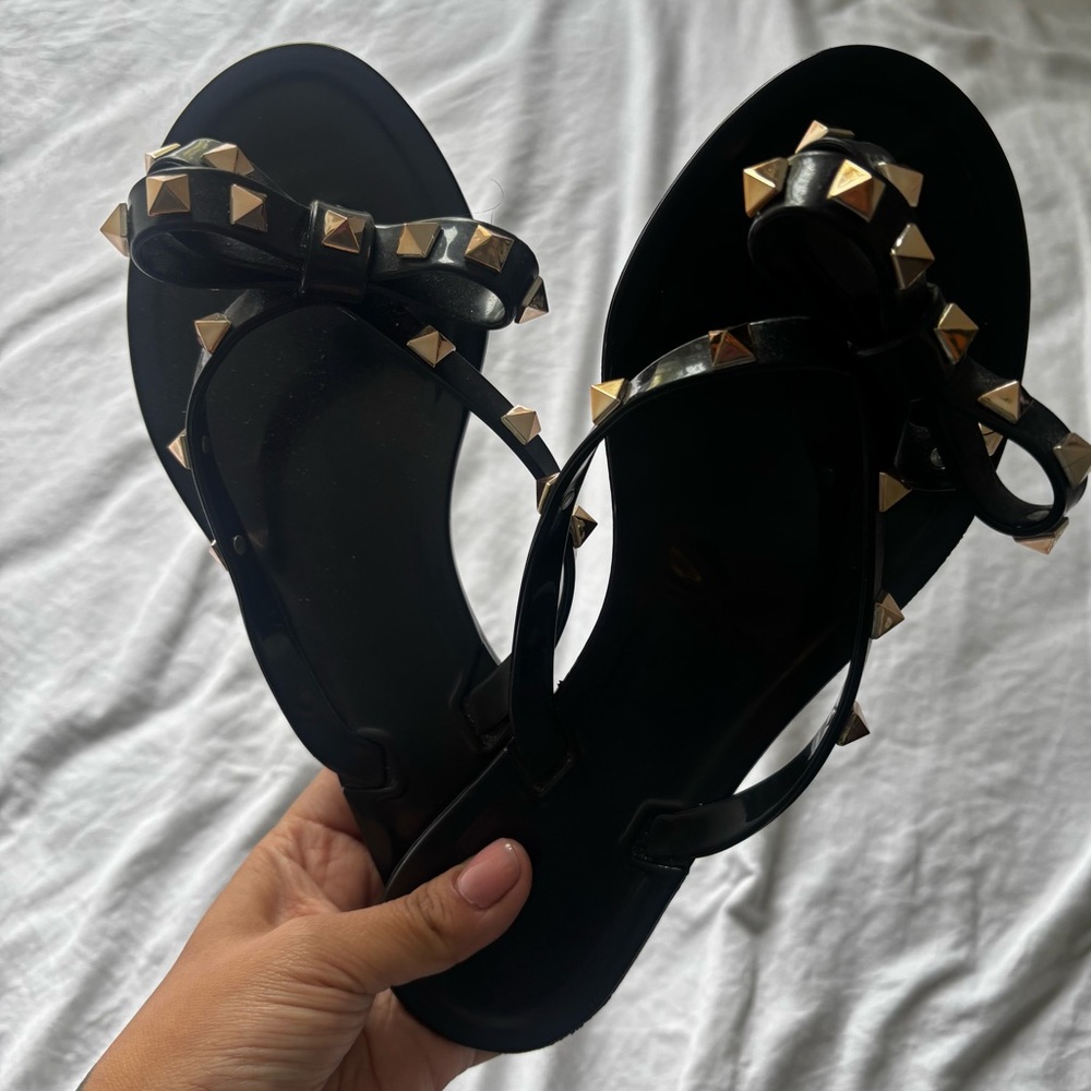 black jelly sandals